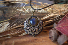Charger l&#39;image dans la galerie, Amulette Lune &quot;Lleuad&quot; Collier de Protection - Labradorite - Wicca - Talisman Triple Déesse Korrigane