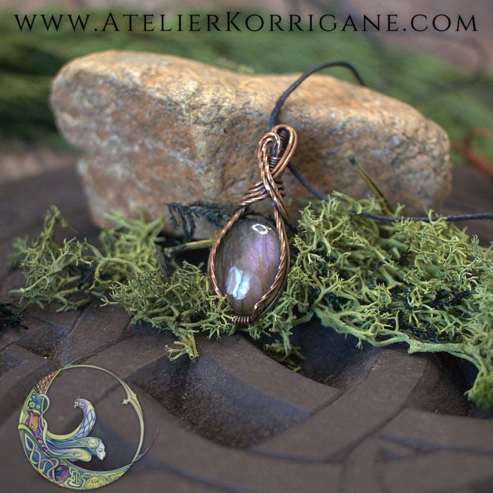 Amulette en Labradorite violette Korrigane