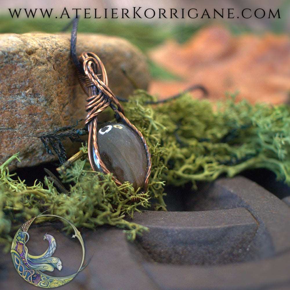 Amulette en Labradorite violette Korrigane