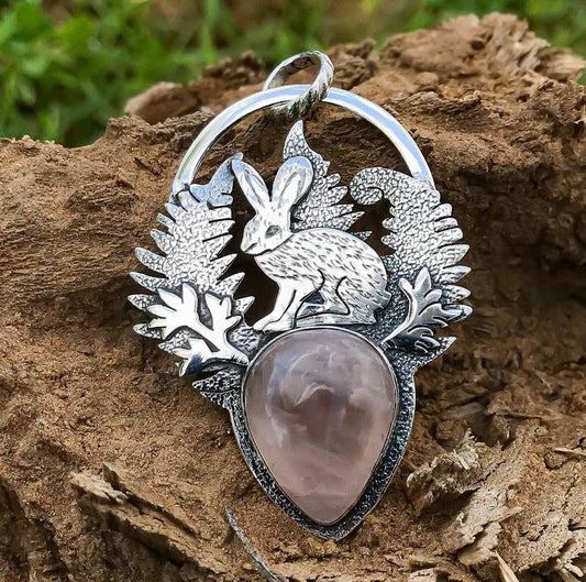 Pendentif Lièvre d'Ostara en Quartz Rose et Argent Massif Korrigane