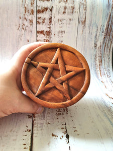 Boite mystère en bois orné d'un pentagramme Korrigane