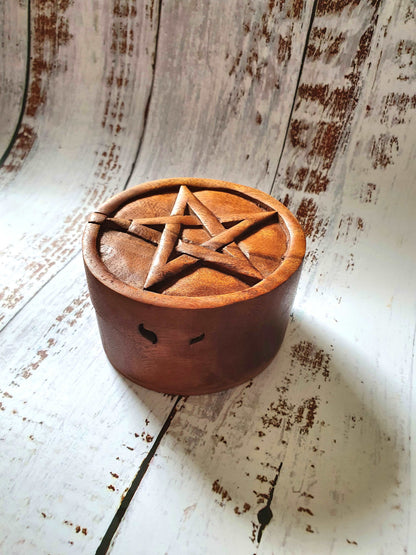 Boite mystère en bois orné d'un pentagramme Korrigane