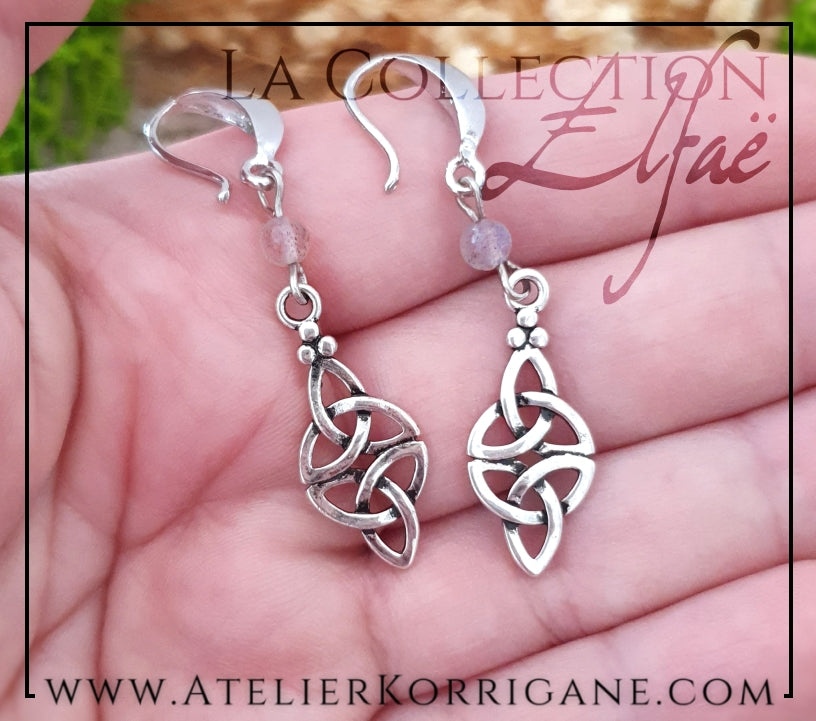 Boucles d'Oreilles Elfiques en Labradorite avec Triquetra Celtique Korrigane