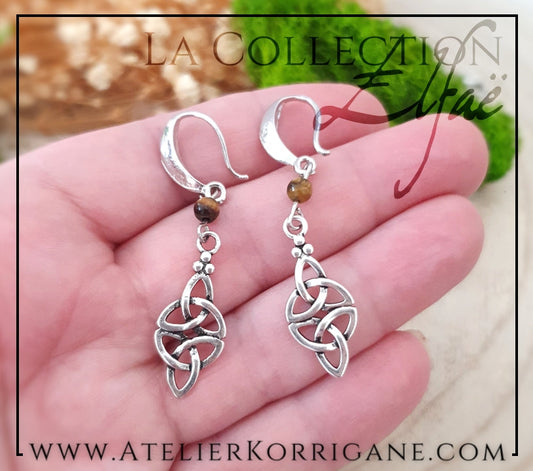 Boucles d'Oreilles Elfiques en Œil de Tigre avec Triquetra Celtique Korrigane