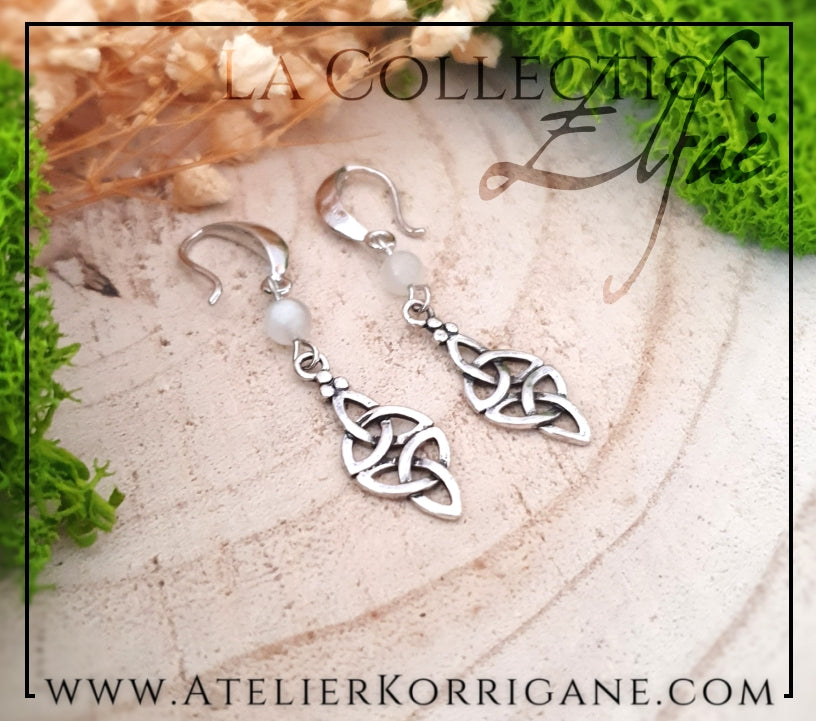 Boucles d'Oreilles Elfiques en Pierre de Lune Blanche avec Triquetra Celtique Korrigane