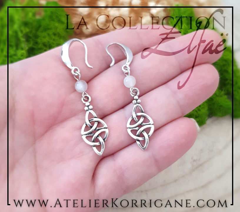 Boucles d'Oreilles Elfiques en Pierre de Lune Blanche avec Triquetra Celtique Korrigane