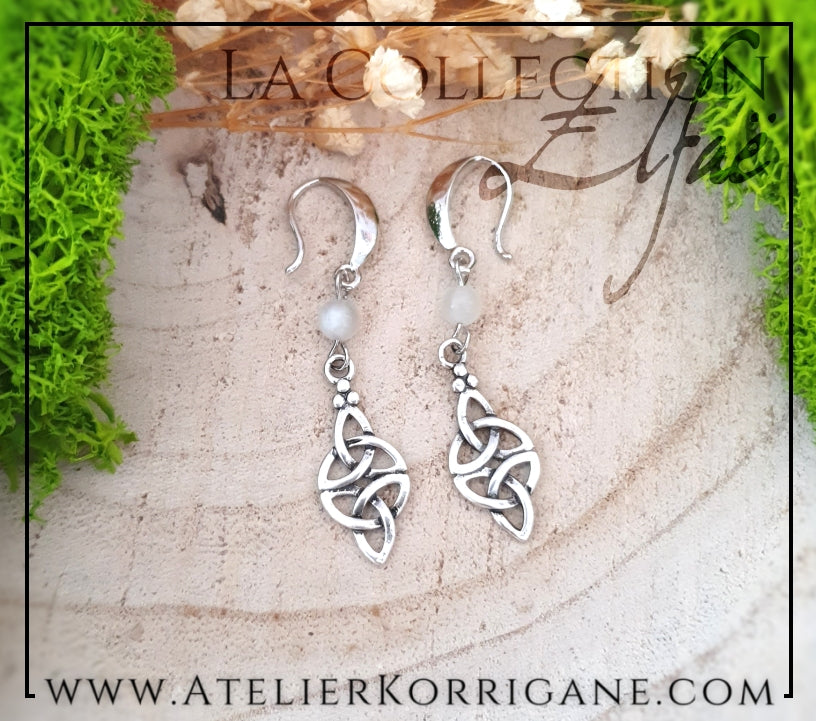 Boucles d'Oreilles Elfiques en Pierre de Lune Blanche avec Triquetra Celtique Korrigane