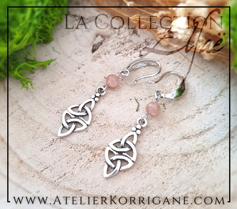 Boucles d'Oreilles Elfiques en Pierre de Lune Pêche avec Triquetra Celtique Korrigane