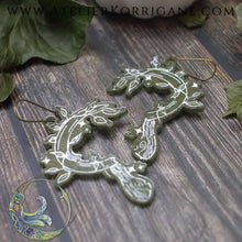 Charger l&#39;image dans la galerie, Boucles d&#39;Oreilles Serpes Druidiques Les P&#39;tites Witchy  Vert Foret Korrigane