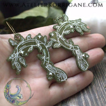 Charger l&#39;image dans la galerie, Boucles d&#39;Oreilles Serpes Druidiques Les P&#39;tites Witchy  Vert Foret Korrigane