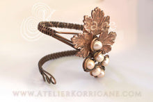 Charger l&#39;image dans la galerie, Bracelet Manchette avec une véritable feuille et des véritables perles de culture Korrigane