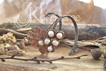 Charger l&#39;image dans la galerie, Bracelet Manchette avec une véritable feuille et des véritables perles de culture Korrigane