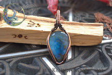 Charger l&#39;image dans la galerie, Pendentif Brumes en Labradorite Bleu profond et Cuivre Korrigane