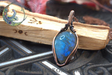 Charger l&#39;image dans la galerie, Pendentif Brumes en Labradorite Bleu profond et Cuivre Korrigane