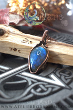 Charger l&#39;image dans la galerie, Pendentif Brumes en Labradorite Bleu profond et Cuivre Korrigane