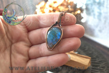 Charger l&#39;image dans la galerie, Pendentif Brumes en Labradorite Bleu profond et Cuivre Korrigane