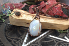 Charger l&#39;image dans la galerie, Pendentif Brumes en Labradorite Blanche et Cuivre Korrigane