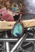 Charger l&#39;image dans la galerie, Pendentif Brumes en Labradorite et Cuivre Korrigane