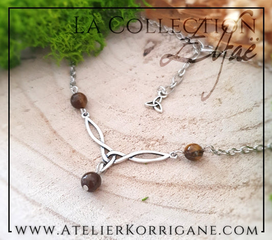 Collier Elfique en Œil de Tigre avec Triquetra Celtique Korrigane