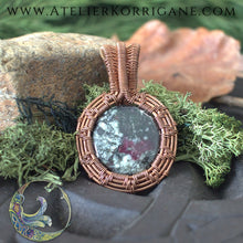 Charger l&#39;image dans la galerie, Collier Pendentif Dùsgadh Ogham en Eudialyte Korrigane