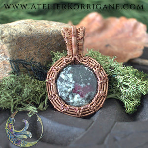 Collier Pendentif Dùsgadh Ogham en Eudialyte Korrigane