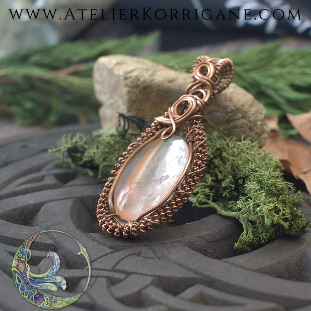 Collier Pendentif Dùsgadh Ogham en Quartz Rose Korrigane