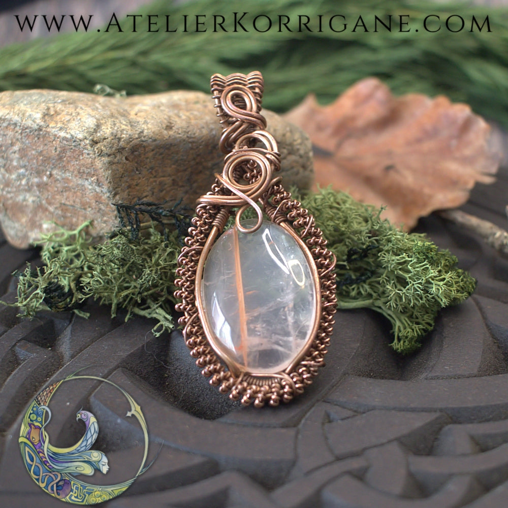 Collier Pendentif Dùsgadh Ogham en Quartz Rose Korrigane