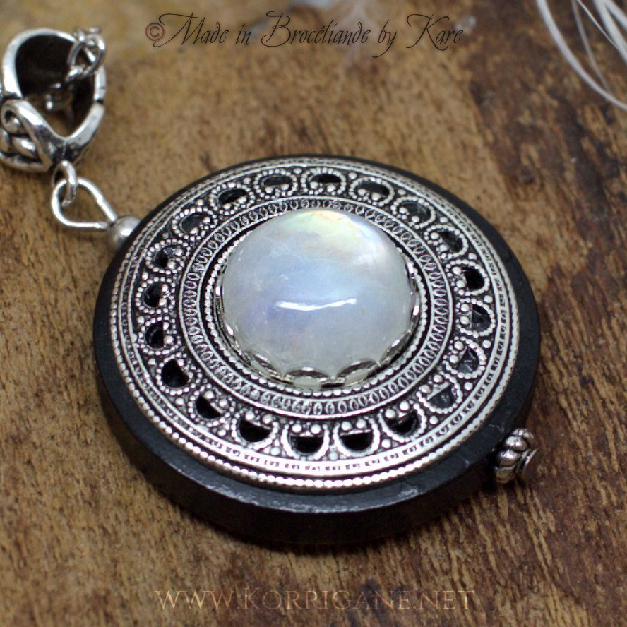 Collier de Protection Pendentif 'Amddiffyn' Labradorite Blanche - Rainbow Moonstone - Bois - paganisme - WICCA Korrigane