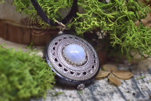 Collier de Protection Pendentif 'Amddiffyn' Labradorite Blanche - Rainbow Moonstone - Bois - paganisme - WICCA Korrigane