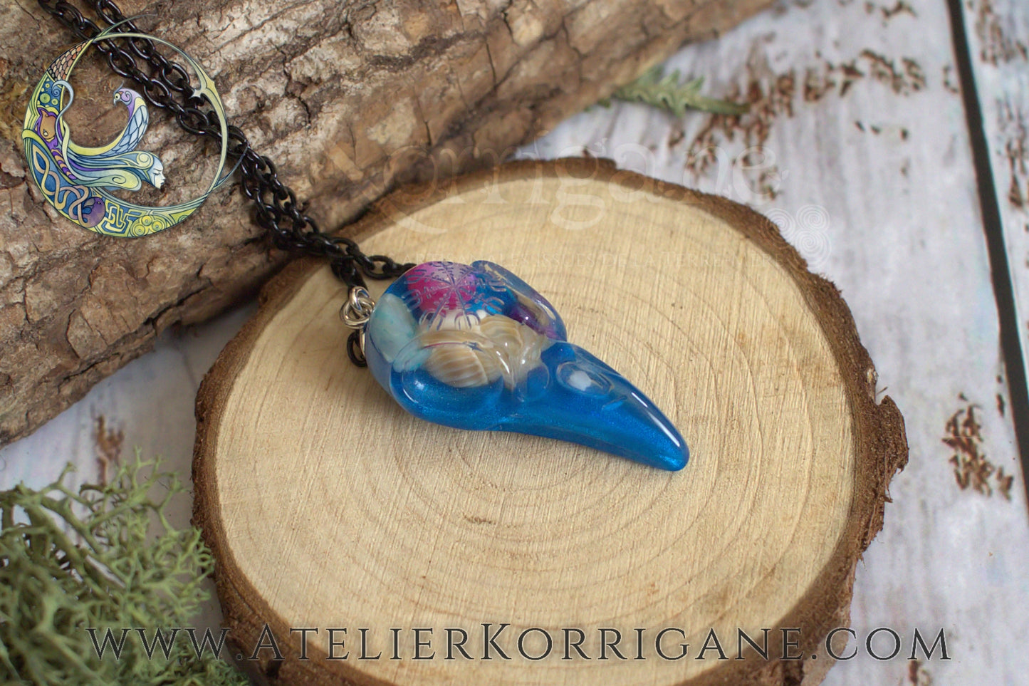 Pendentif Totem Corbeau Coquillages et Petales Korrigane