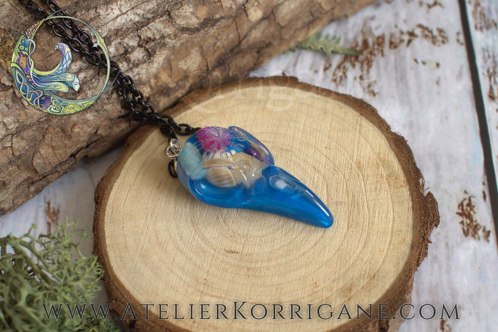 Pendentif Totem Corbeau Coquillages et Petales Korrigane