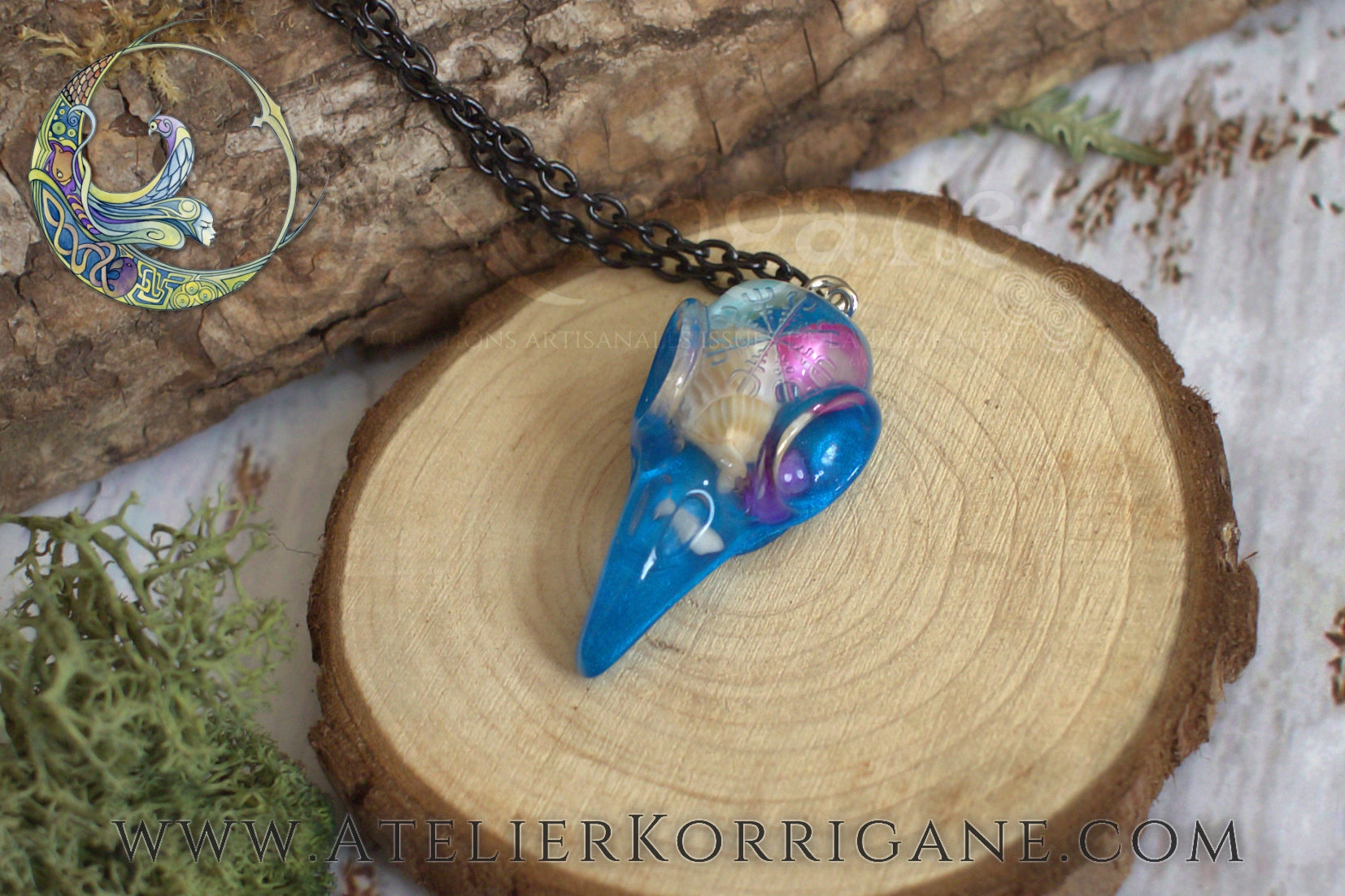 Pendentif Totem Corbeau Coquillages et Petales Korrigane