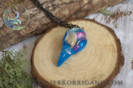 Pendentif Totem Corbeau Coquillages et Petales Korrigane