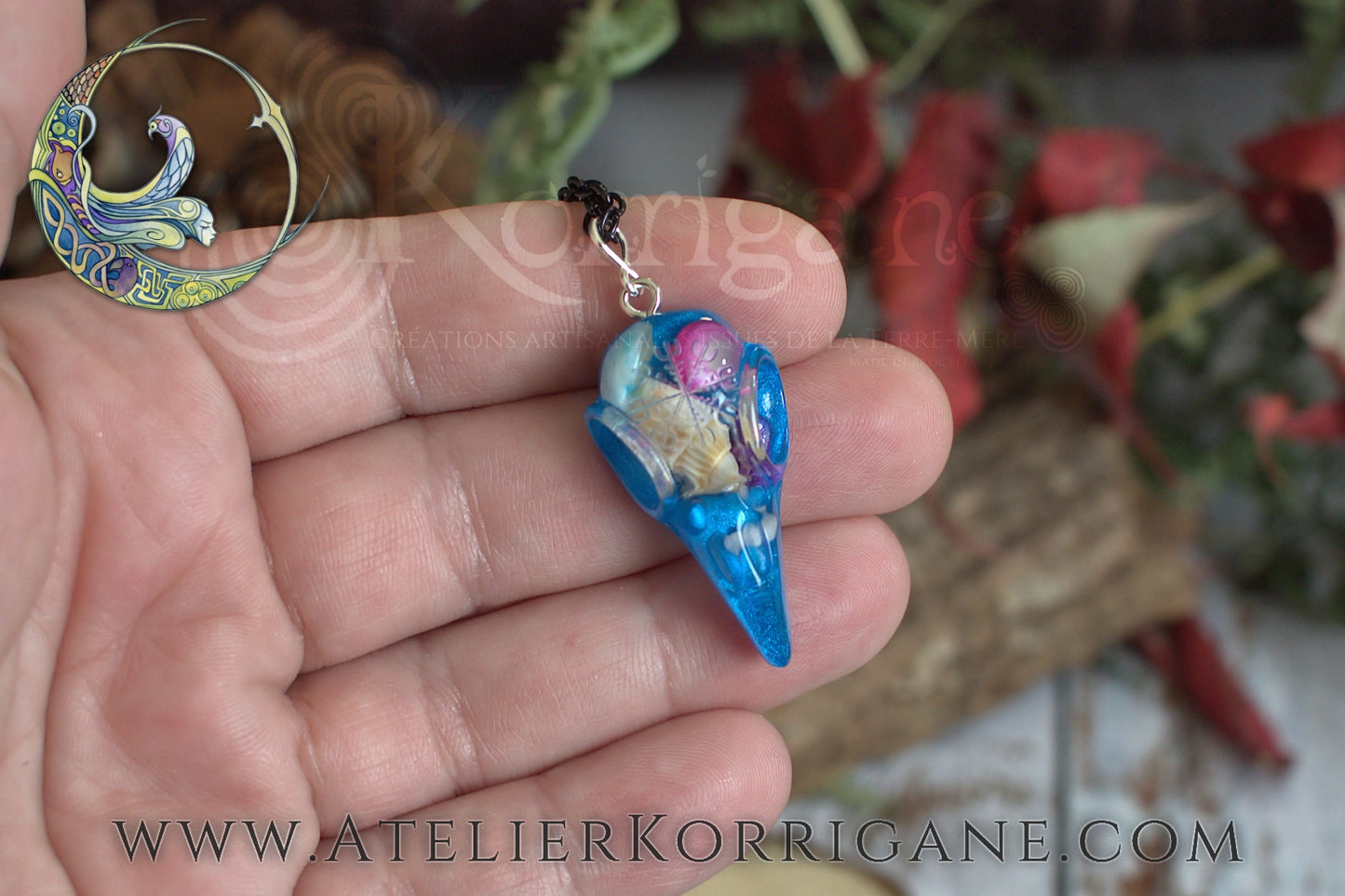 Pendentif Totem Corbeau Coquillages et Petales Korrigane