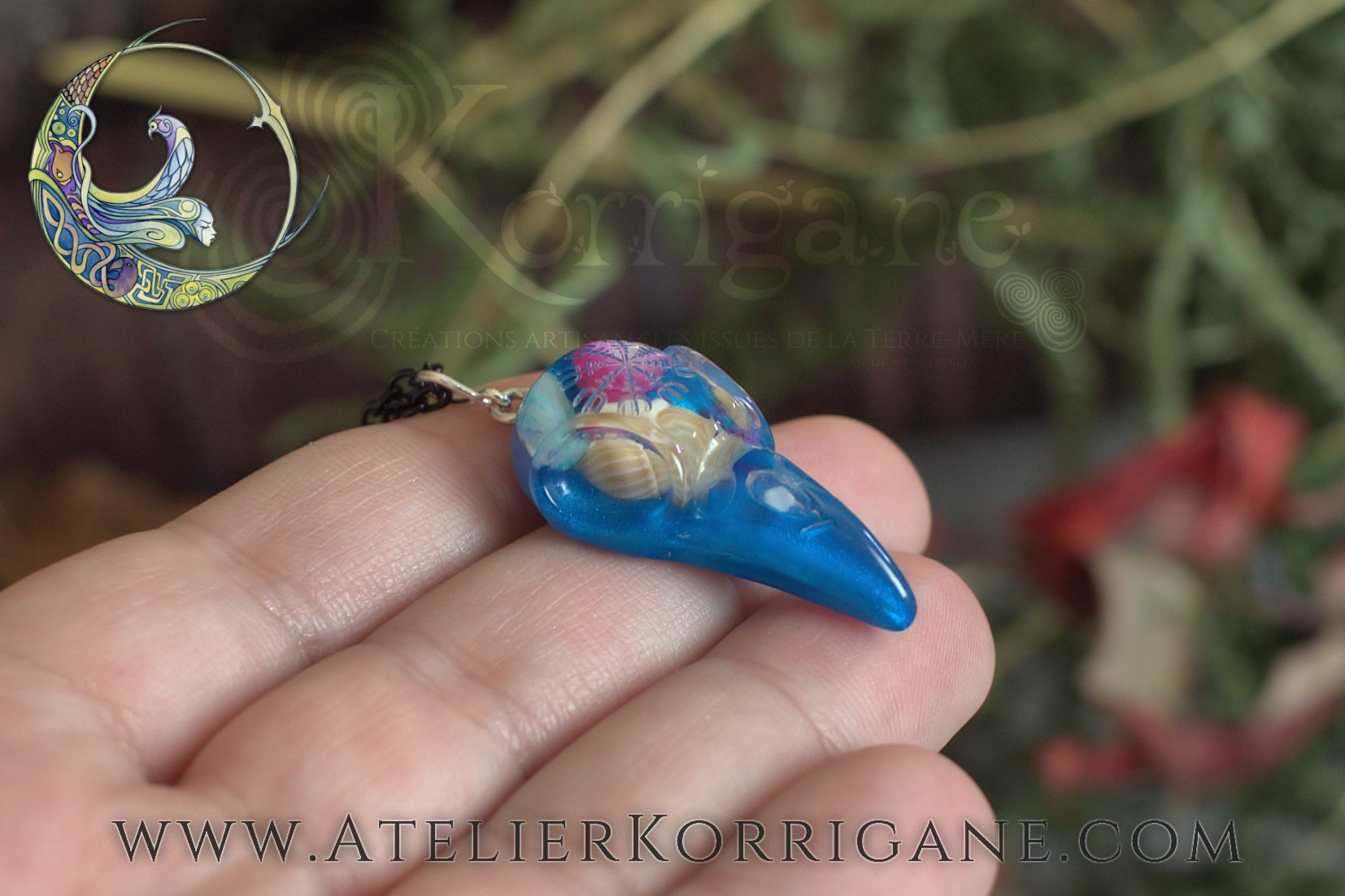 Pendentif Totem Corbeau Coquillages et Petales Korrigane