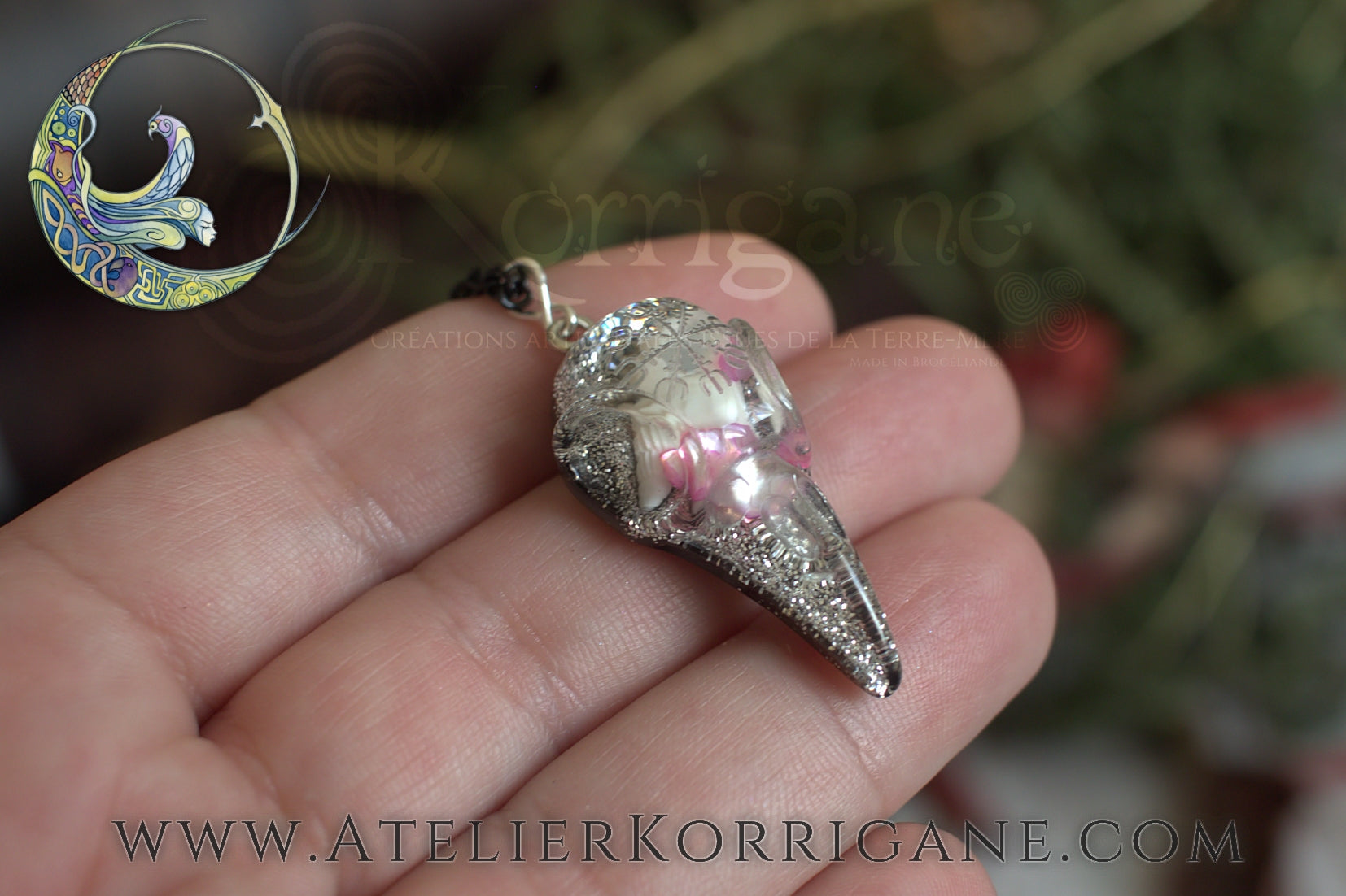 Pendentif Totem Corbeau Coquillage et Petales Korrigane