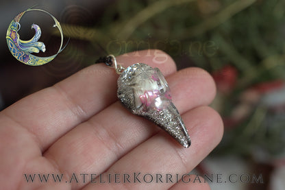 Pendentif Totem Corbeau Coquillage et Petales Korrigane