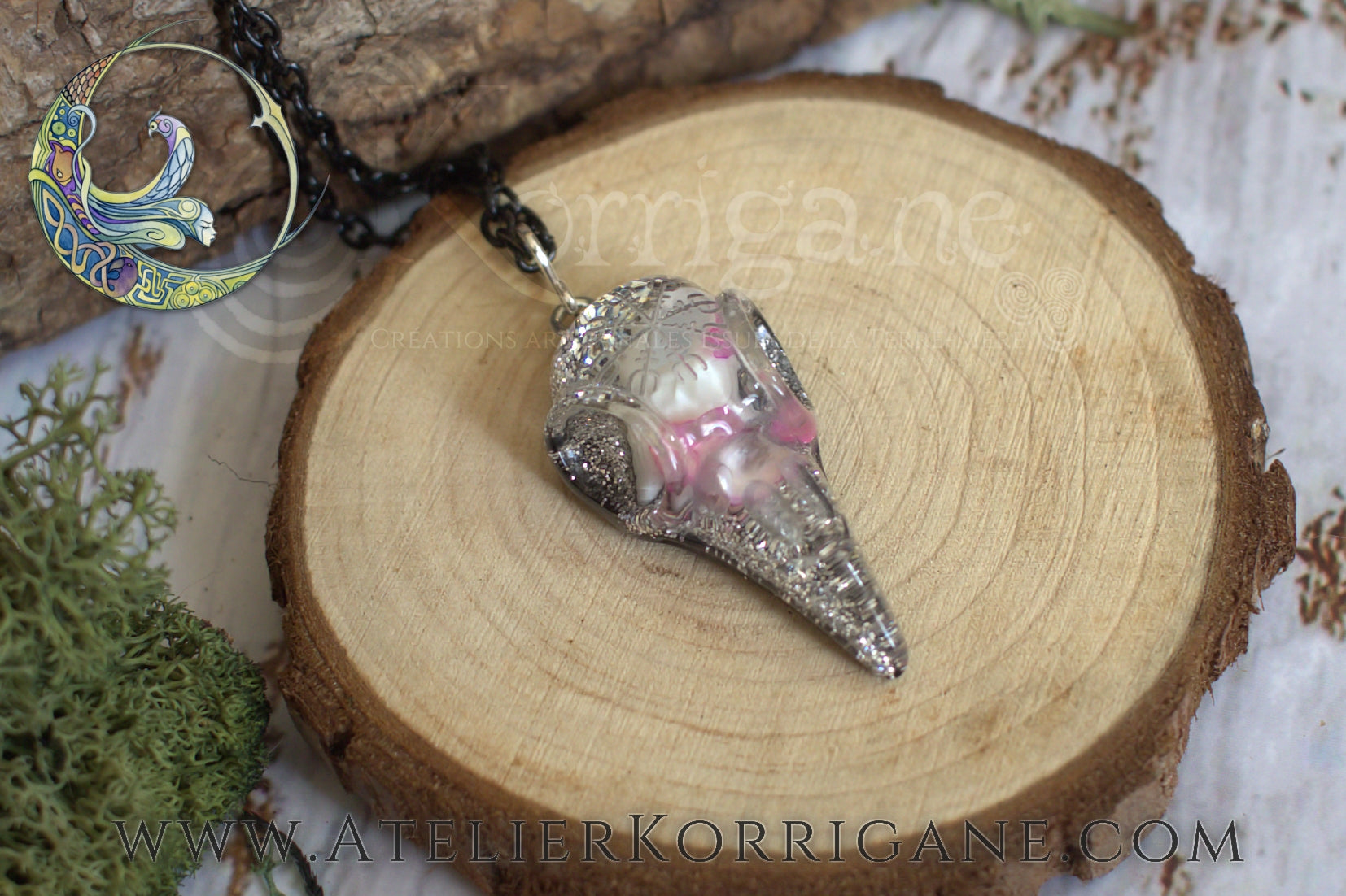 Pendentif Totem Corbeau Coquillage et Petales Korrigane