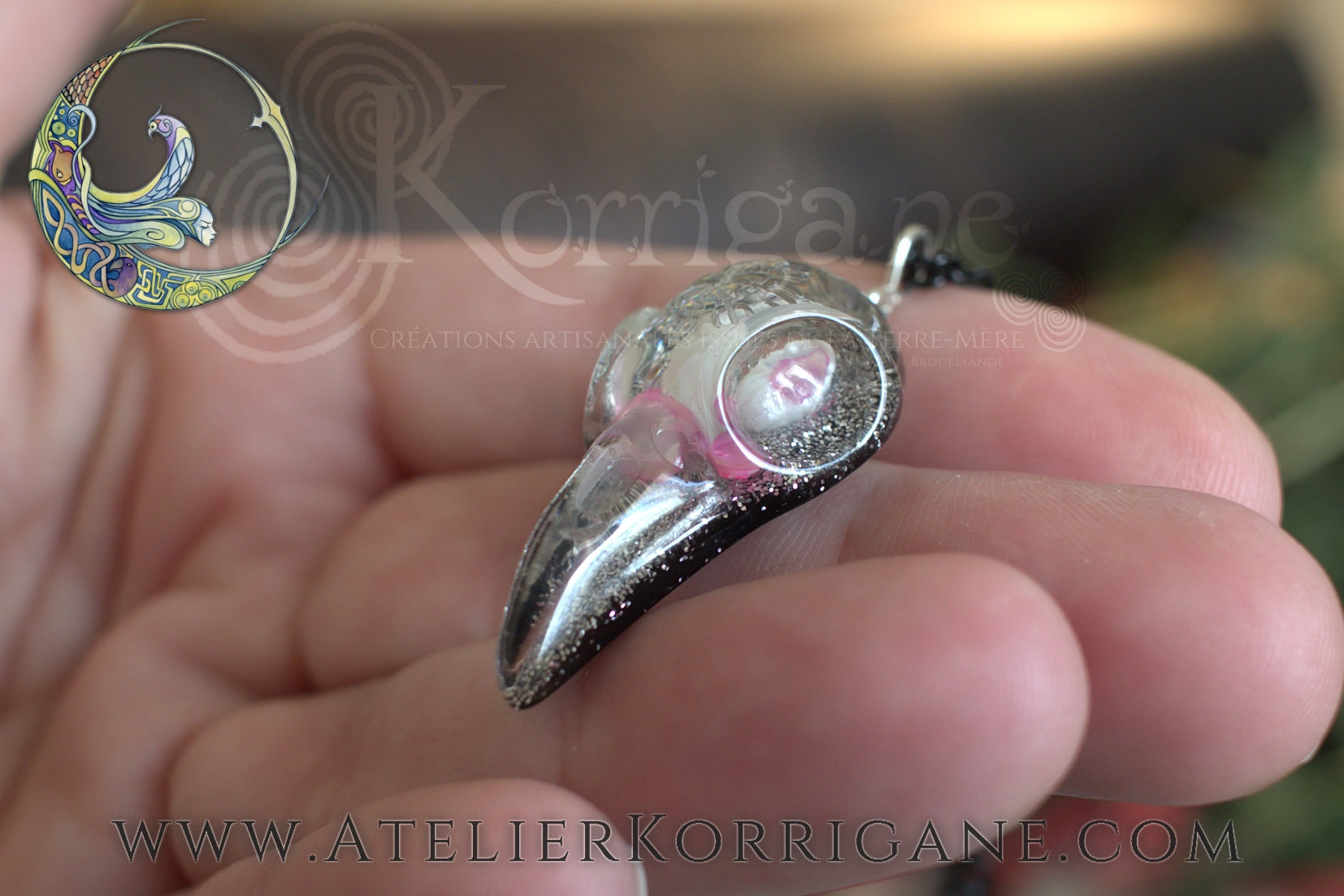 Pendentif Totem Corbeau Coquillage et Petales Korrigane