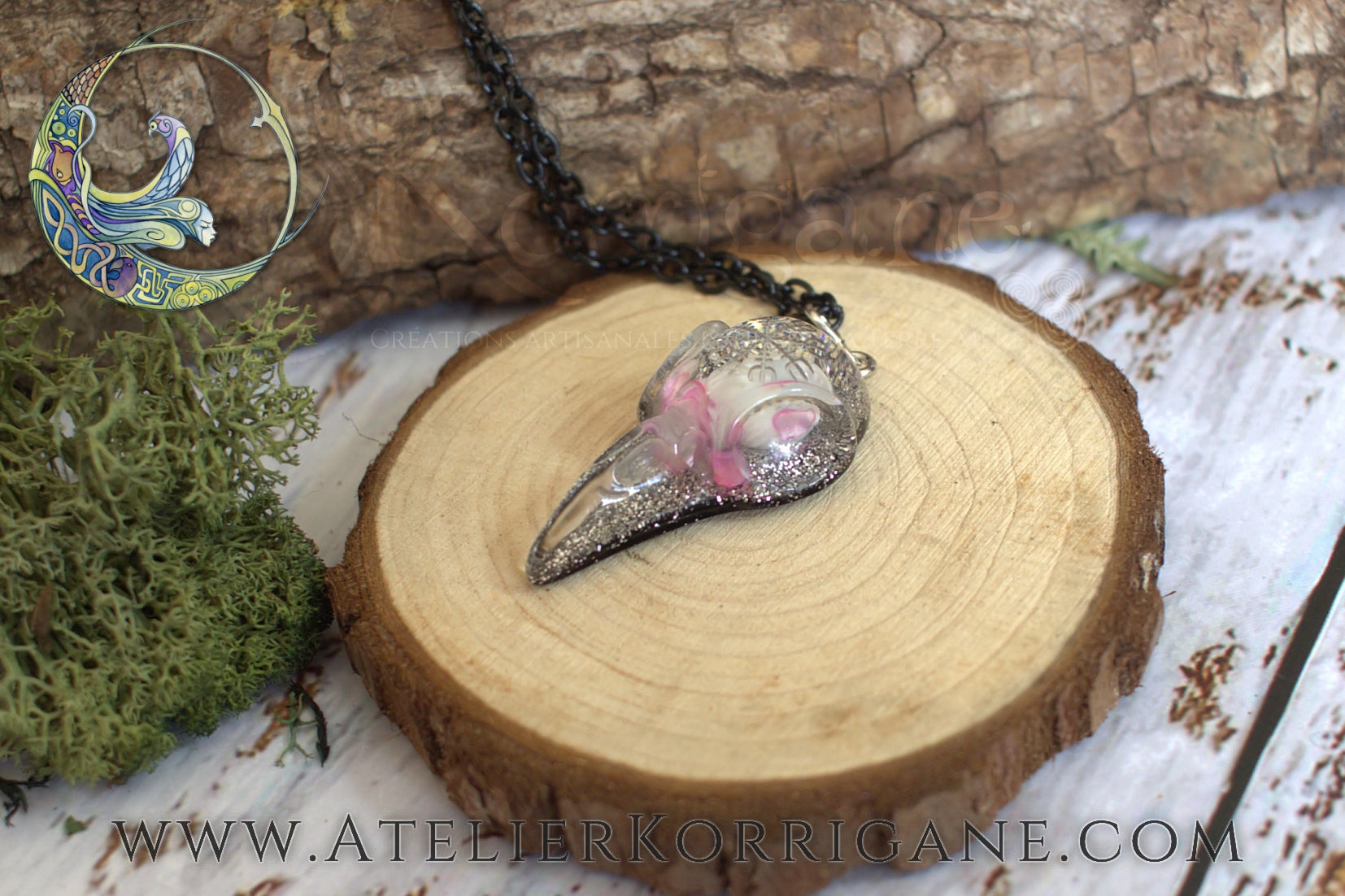 Pendentif Totem Corbeau Coquillage et Petales Korrigane
