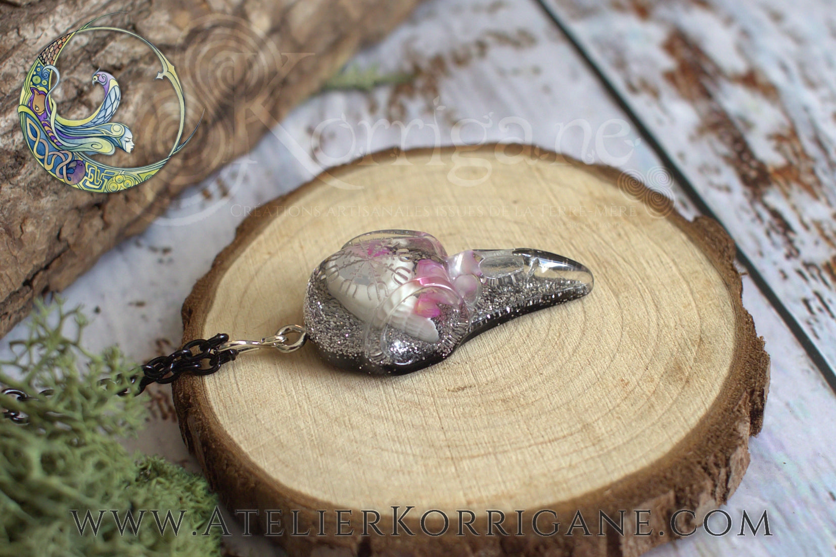 Pendentif Totem Corbeau Coquillage et Petales Korrigane