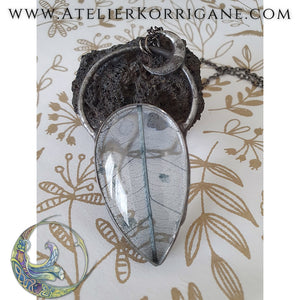 Collier Plantes avec une véritable Feuille et un croissant de Lune - Les Botaniques Korrigane