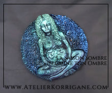 Charger l&#39;image dans la galerie, Plaque Déesse-Mère Gaia Totem et Décoration Autel Korrigane