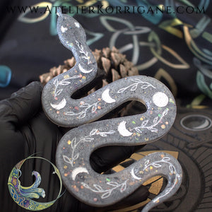 Totem Serpent orné de phases Lunaires V2 Korrigane