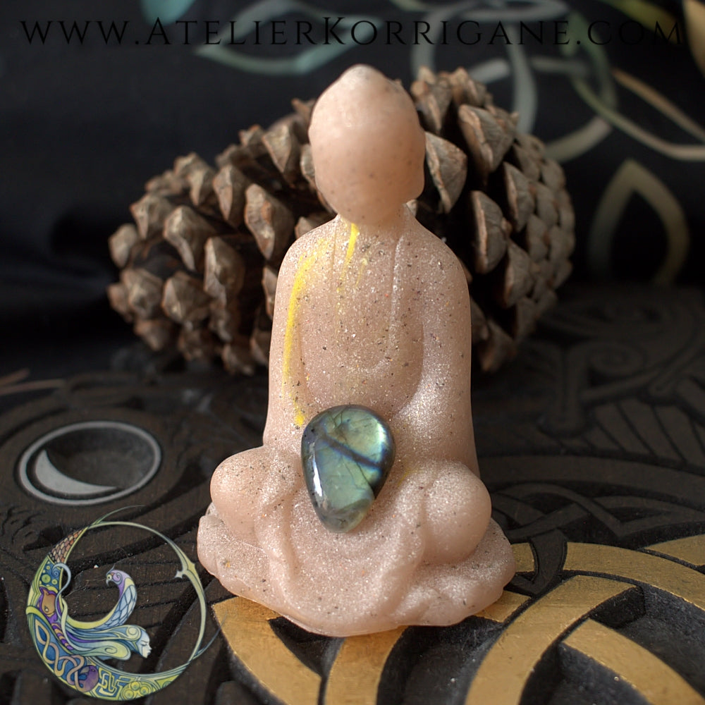 Statuette Bouddha avec sa labradorite Korrigane