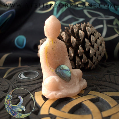 Statuette Bouddha avec sa labradorite Korrigane