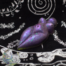 Charger l&#39;image dans la galerie, Talisman Gaia votre Déesse-Mère de Guidance - Violet holographique vert Korrigane