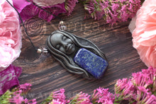 Charger l&#39;image dans la galerie, Pendentif Déesse-Mère en Lapis Lazuli - korrigane