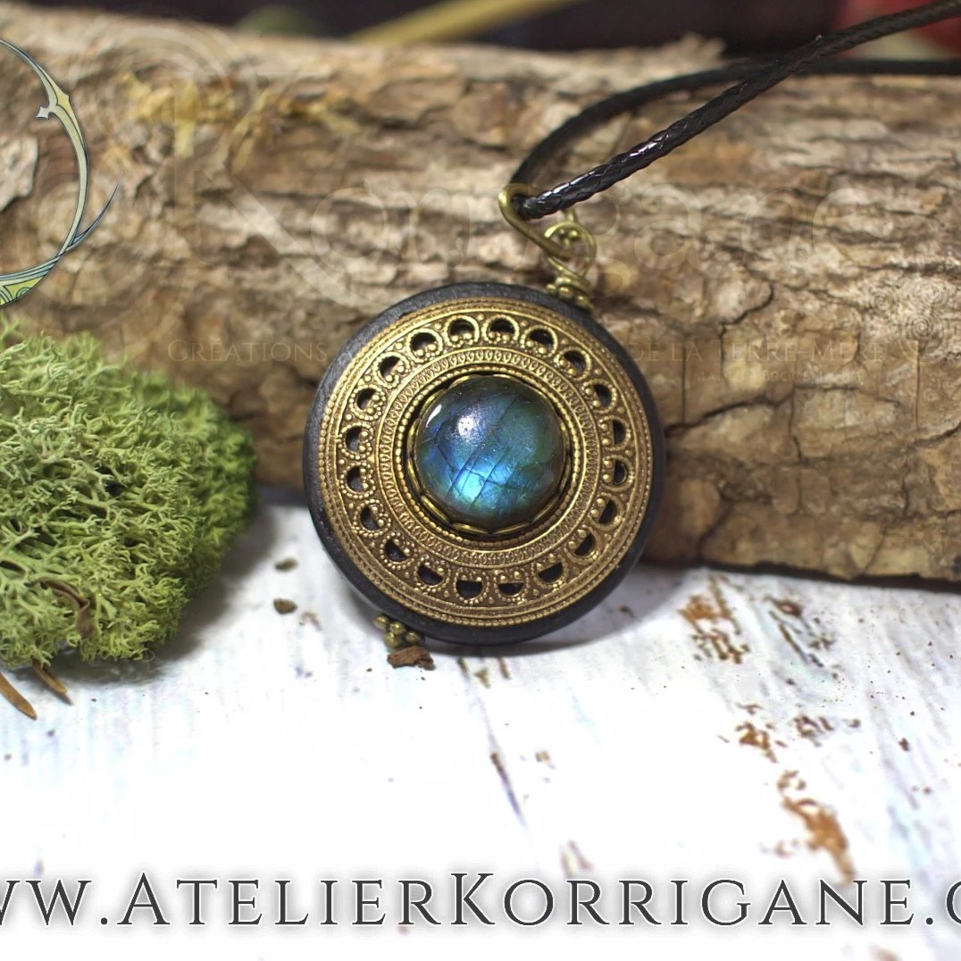 Collier Protection Pendentif 'Amddiffyn' Labradorite Korrigane